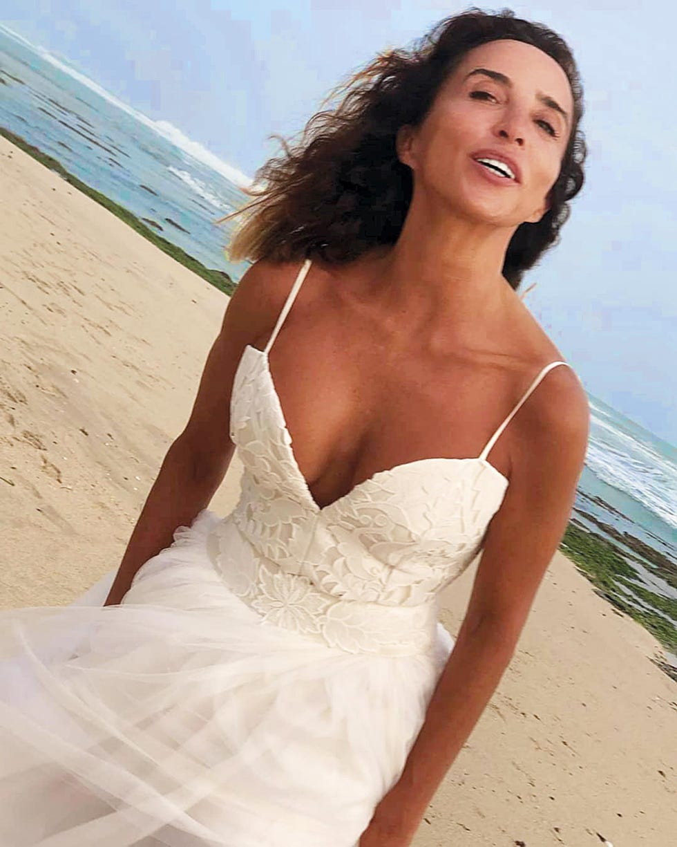 María Patiño con vestido de novia diseñado por Ion Fiz
