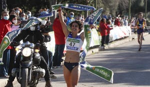 la marchadora maría pérez garcía cruza la línea de meta para ganar el campeonato de españa de marcha en ruta, este domingo, en el parque del alamillo de sevilla