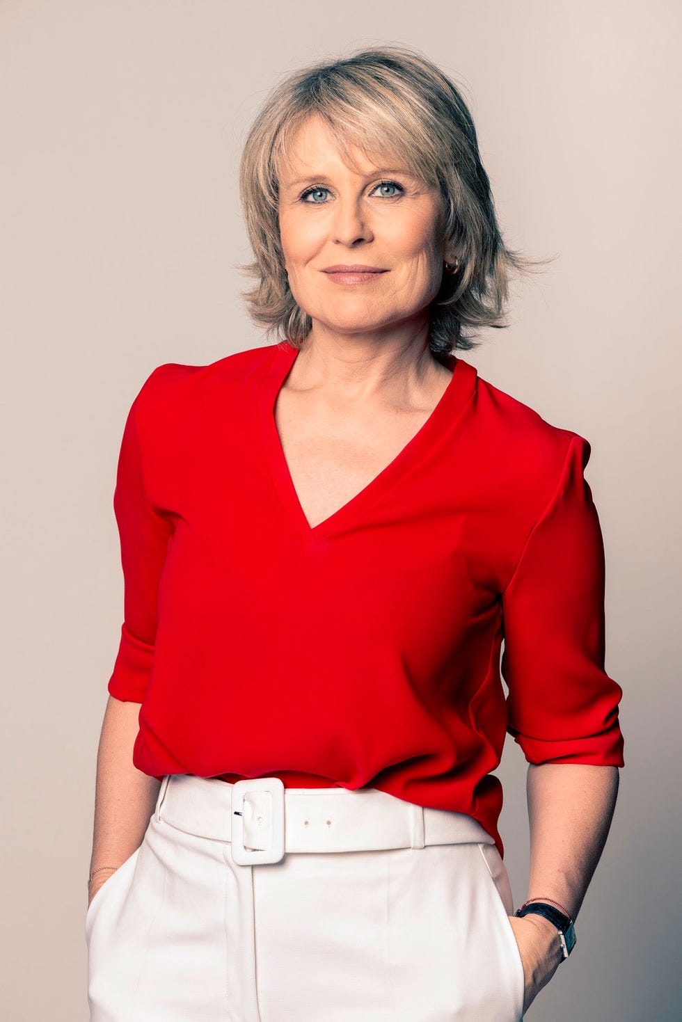 María Rey, con un suéter rojo y pantalón blanco en la Entrevista 10