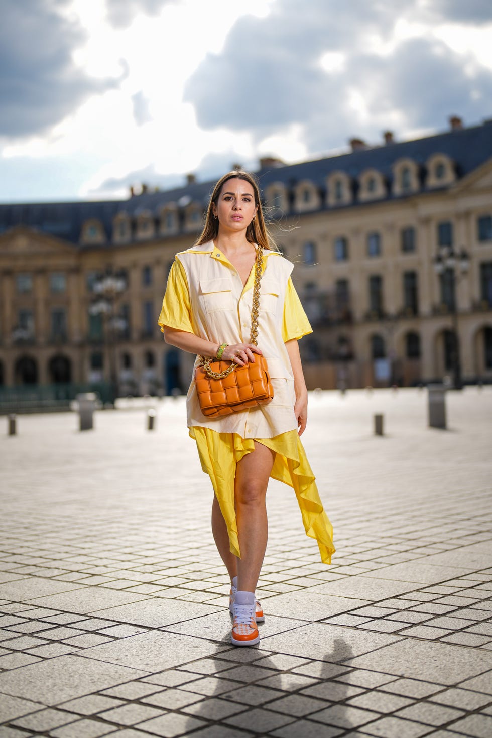 Come indossare e abbinare un vestito in tulle giallo (2 outfit