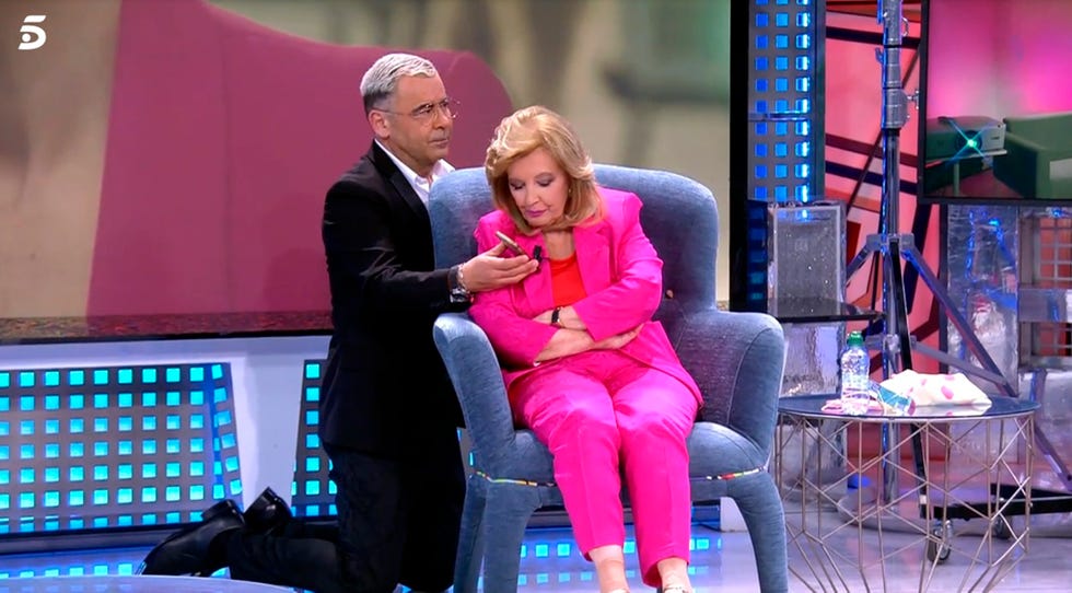 rocío carrasco sorprende a maría teresa campos a su paso por 'viernes deluxe' y habla de la declaración de su hijo en su contra