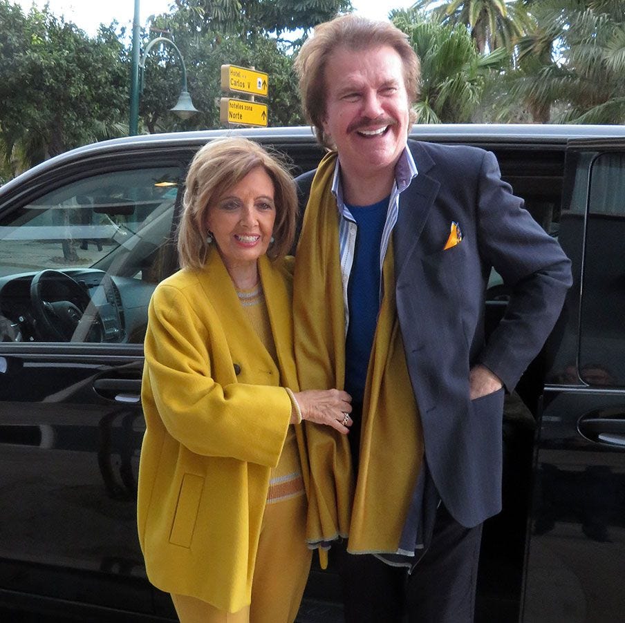 maria teresa campos y bigote arrocet posando cogidos del brazo delante de un coche