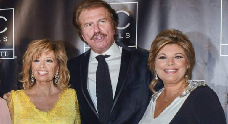 maria teresa campos, terelu campos y bigote arrocet, posando en un photocall sonriendo