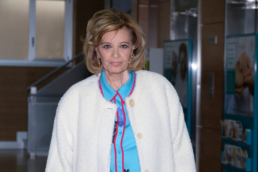 Maria Teresa Campos lefts the hospital