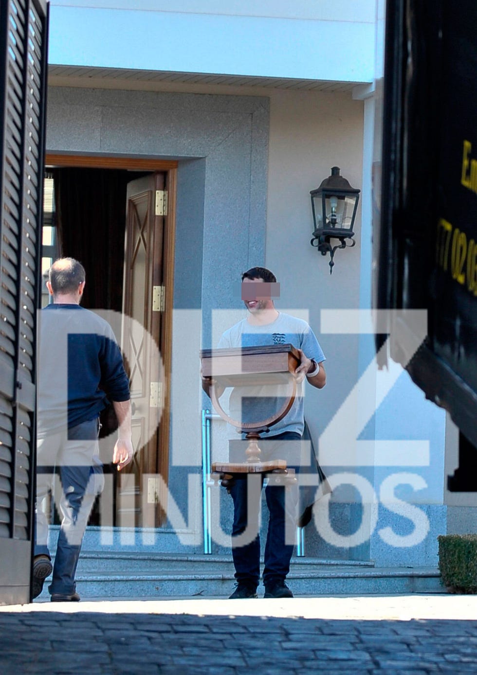 La periodista se muda con Edmundo a una casa más pequeña y ha decidido desprenderse de parte de los enseres que decoraban el chalet que todavía está deseando vender. Ella misma se acercó a la casa de subastas para entregar sus pertenencias.