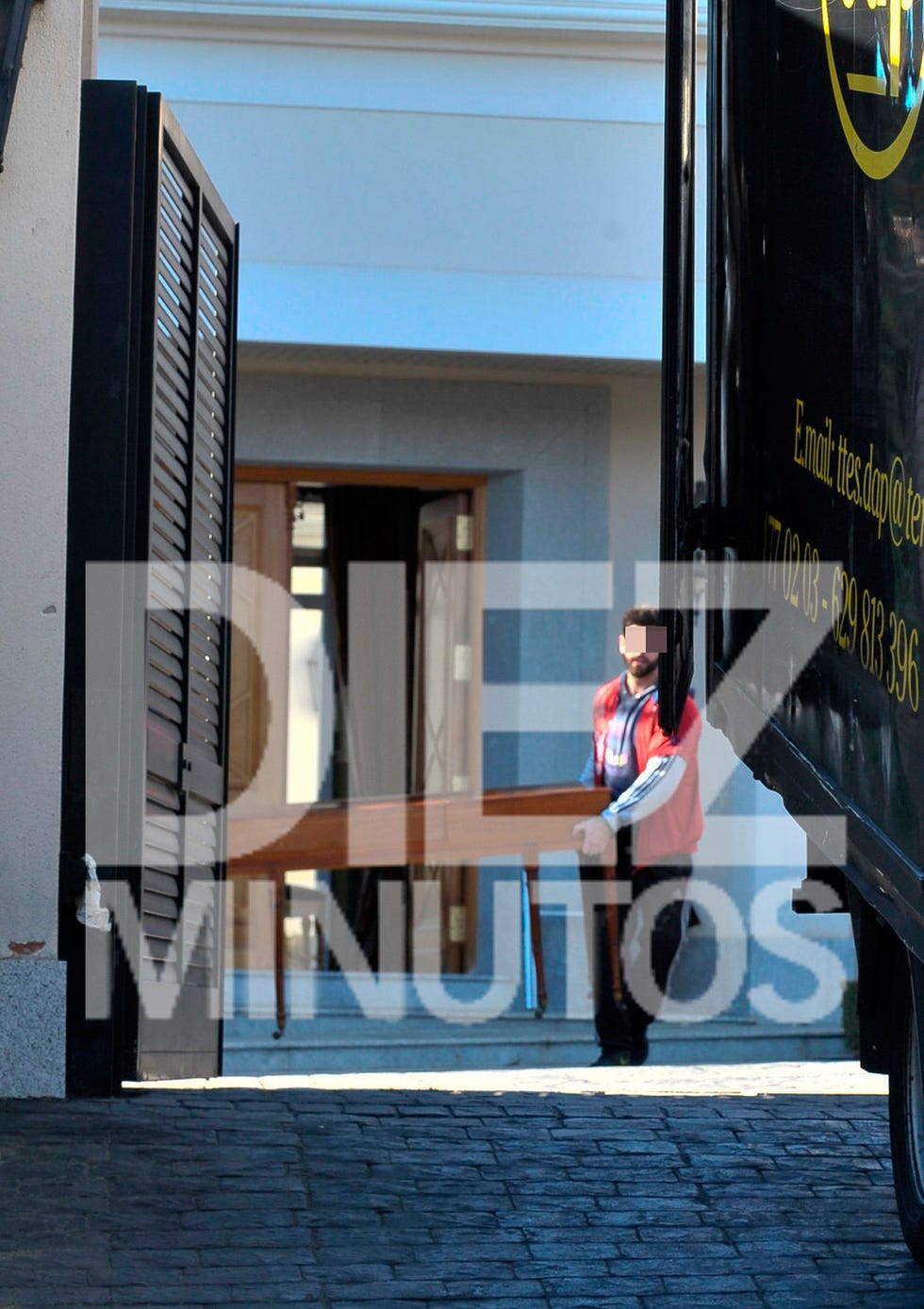 La periodista se muda con Edmundo a una casa más pequeña y ha decidido desprenderse de parte de los enseres que decoraban el chalet que todavía está deseando vender. Ella misma se acercó a la casa de subastas para entregar sus pertenencias.