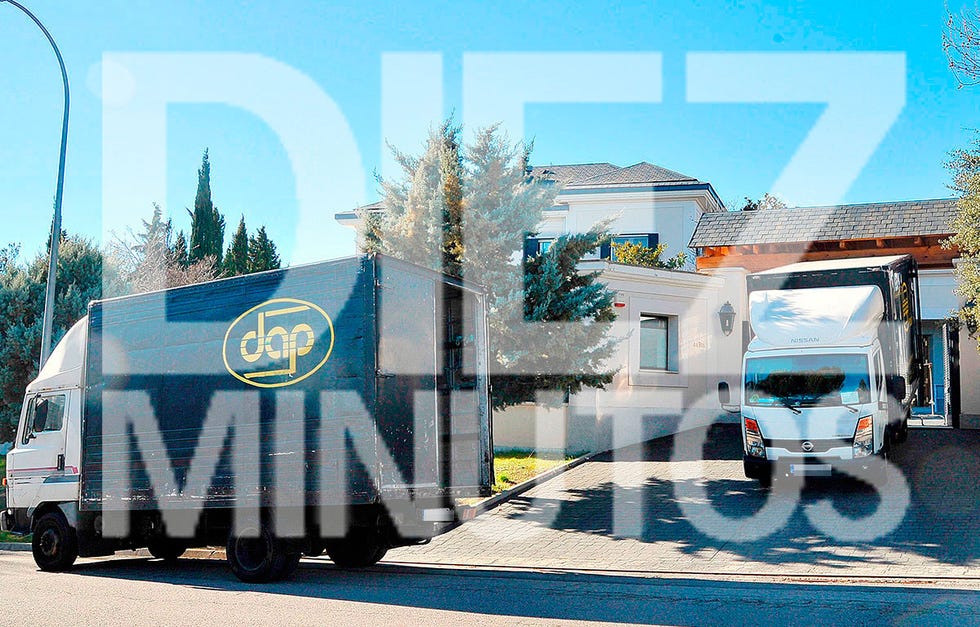 La periodista se muda con Edmundo a una casa más pequeña y ha decidido desprenderse de parte de los enseres que decoraban el chalet que todavía está deseando vender. Ella misma se acercó a la casa de subastas para entregar sus pertenencias.