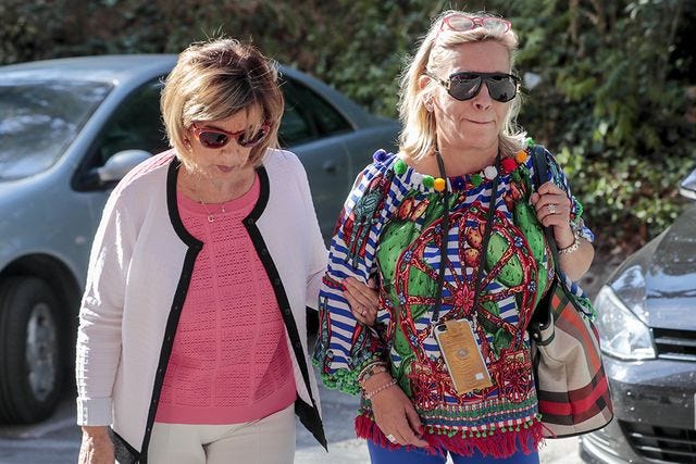 maria teresa campos y su hija carmen borrego caminando hacia el hospital