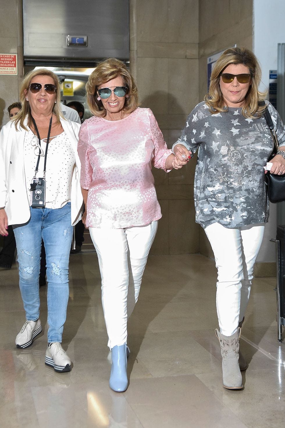 maría teresa campos abandona el hospital junto a sus hijas terelu campos y carmen borrego