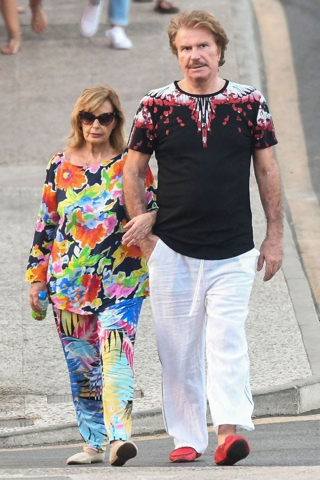 maria teresa y su novio edmundo arrocet paseando por la calle cogidos de la mano