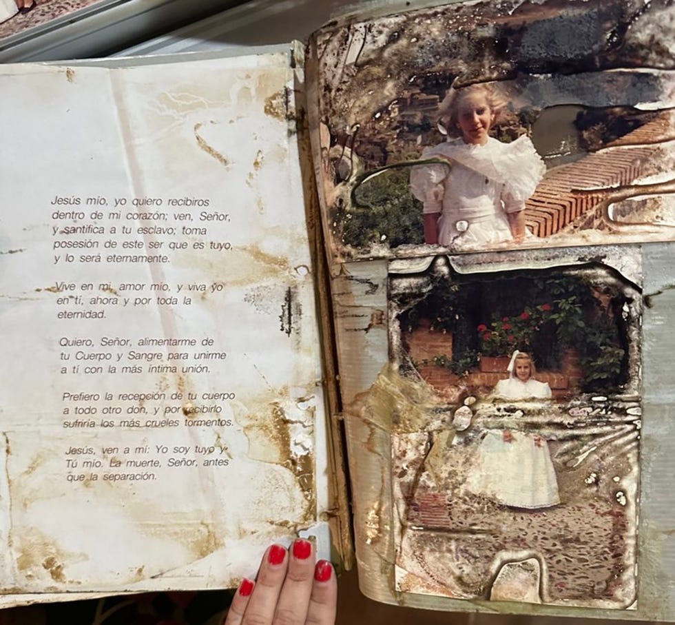la cantante muestra el album de su primera comunion
