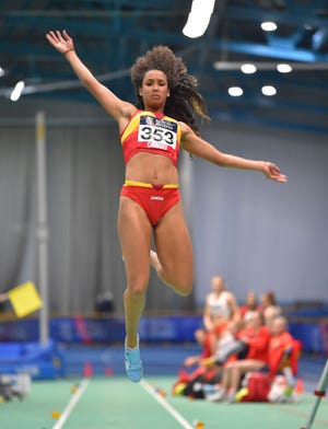 maría vicente compite en salto de longitud en cardiff