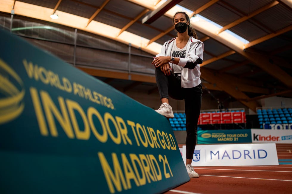 maría vicente posa con el cartel del world indoor tour de madrid 2021, donde competirá en los 60 metros vallas