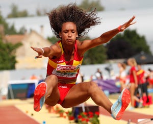 maría vicente ejecuta un salto de longitud durante el europeo sub 18 que ganó batiendo el récord mundial de heptatlón de la categoría