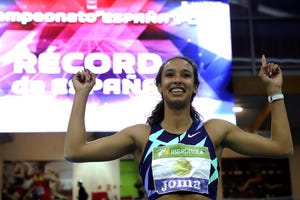 maría vicente celebra su nuevo récord de españa de heptatlón conseguido en los campeonatos de españa bajo techo en el polideportivo de gallur madrid