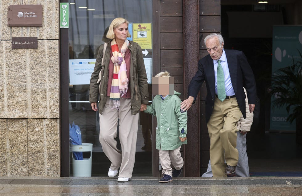 la empresaria con su padre y su hijo