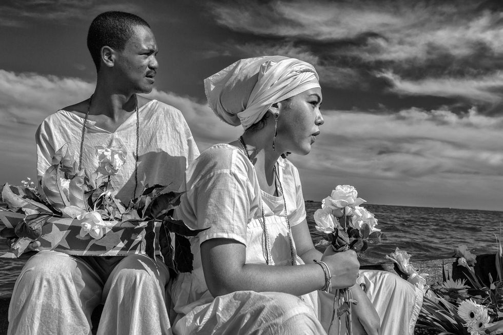 Candomblaanhangers gaan in de Braziliaanse stad Salvador met witte rozen parfum en muziek naar zee Het is een eerbetoon aan Iemanj godin van de zee en beschermvrouw van vissers