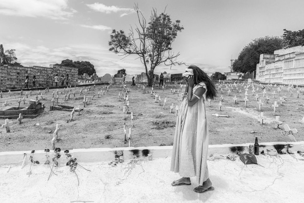 Umbanda en candomblaanhangers eren overleden familieleden en geliefden op de Dia de Finados Het meisje op deze foto bezoekt een begraafplaats in de wijk Iraj in Rio de Janeiro