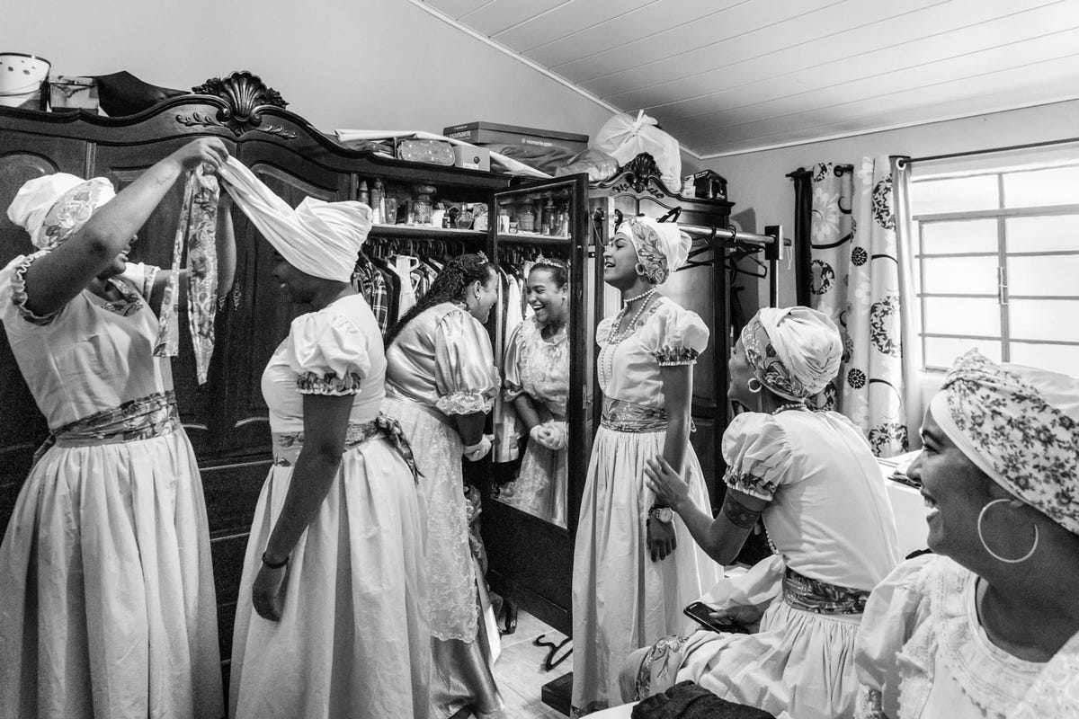 Een groep vrouwen in kleding die verwijst naar de Afrikaanse voorouders bereidt zich voor op een processie in een kerk in de Braziliaanse plaats Paraty De processie hoort bij de verschillende religieuze en culturele gewoonten van de inwoners van quilombos die werden opgericht door voormalige tot slaaf gemaakte mensen De fotos werden in 2017 genomen