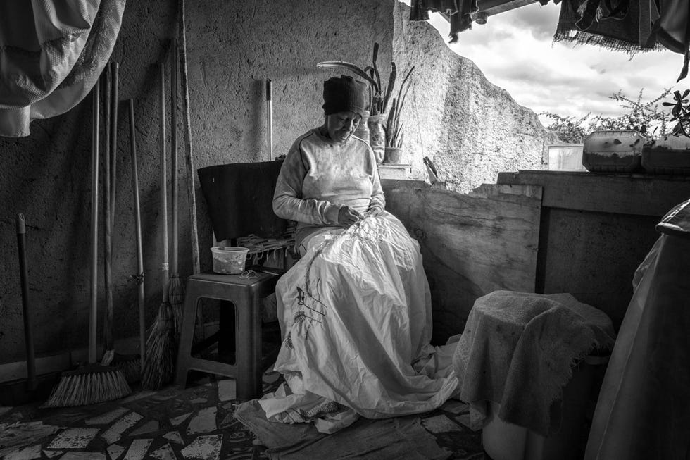 Maria Jos de Deus is een van de inwoners van een quilombo Deze werden ooit opgericht door voormalige tot slaaf gemaakten die wisten te ontvluchten Er werden sinds de zestiende eeuw meer dan 48 miljoen Afrikanen per schip tegen hun wil naar Brazili vervoerd