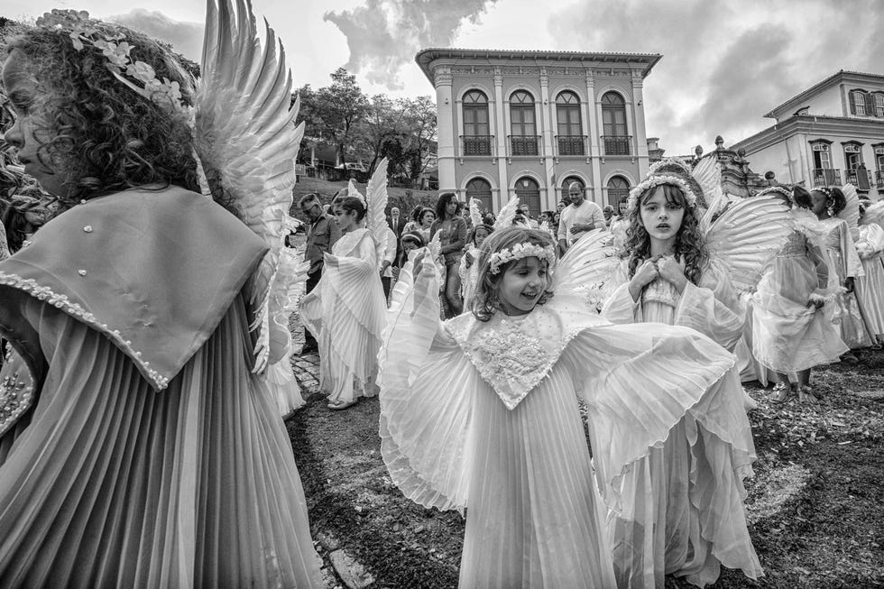 Jongeren doen mee aan een processie ter ere van de Afrikaanse wortels van een kerk in Minas Gerais in het zuidoosten van Brazili Volgens vooraanstaande leden van de gemeenschappen is een deel van de strijd om anderen voor te lichten over de geschiedenis van quilombos en waar die voor staan zowel cultureel als spiritueel