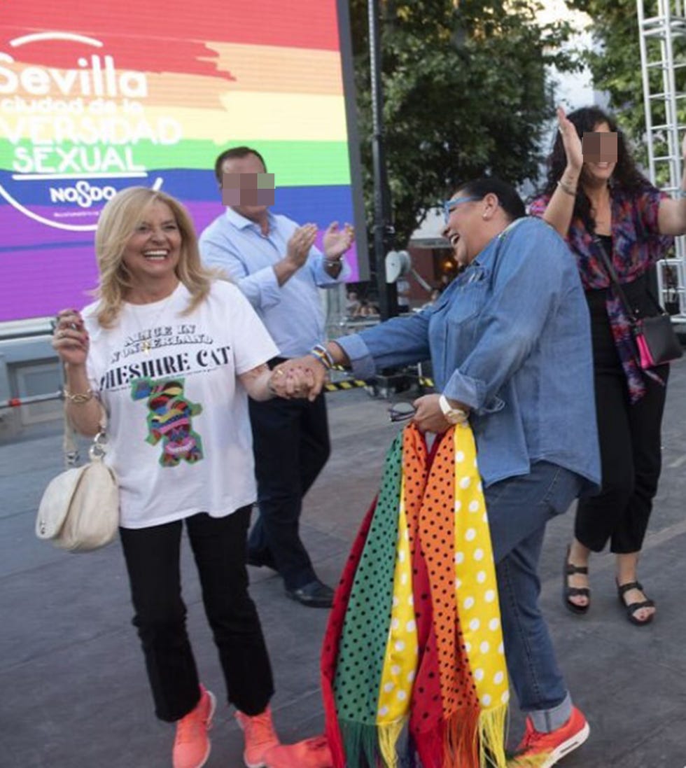 la cantante baila con su pareja en la presentación del orgullo en sevilla