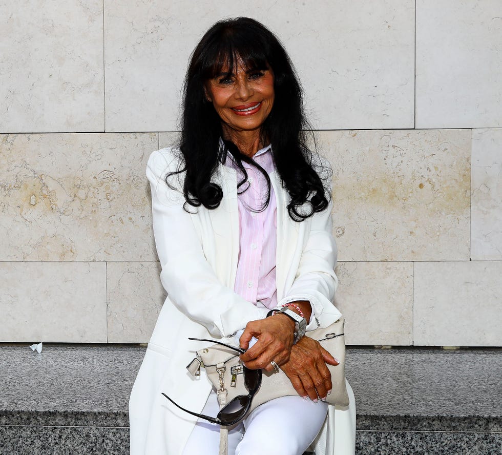 maría edite santos posa en los juzgados de valencia, en una imagen de archivo, por la demanda de paternidad que presentó su hijo javier contra julio iglesias