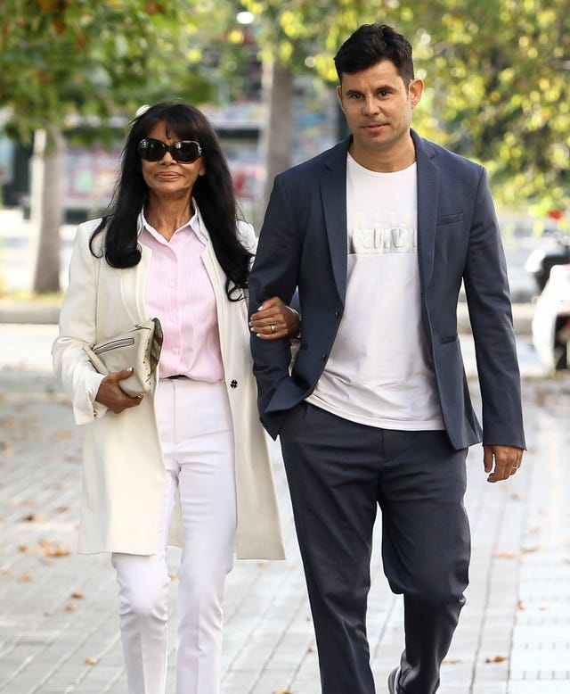 maría edite santos y su hijo javier santos, supuesto hijo de julio iglesias, en una imagen de archivo llegando a los juzgados de valencia