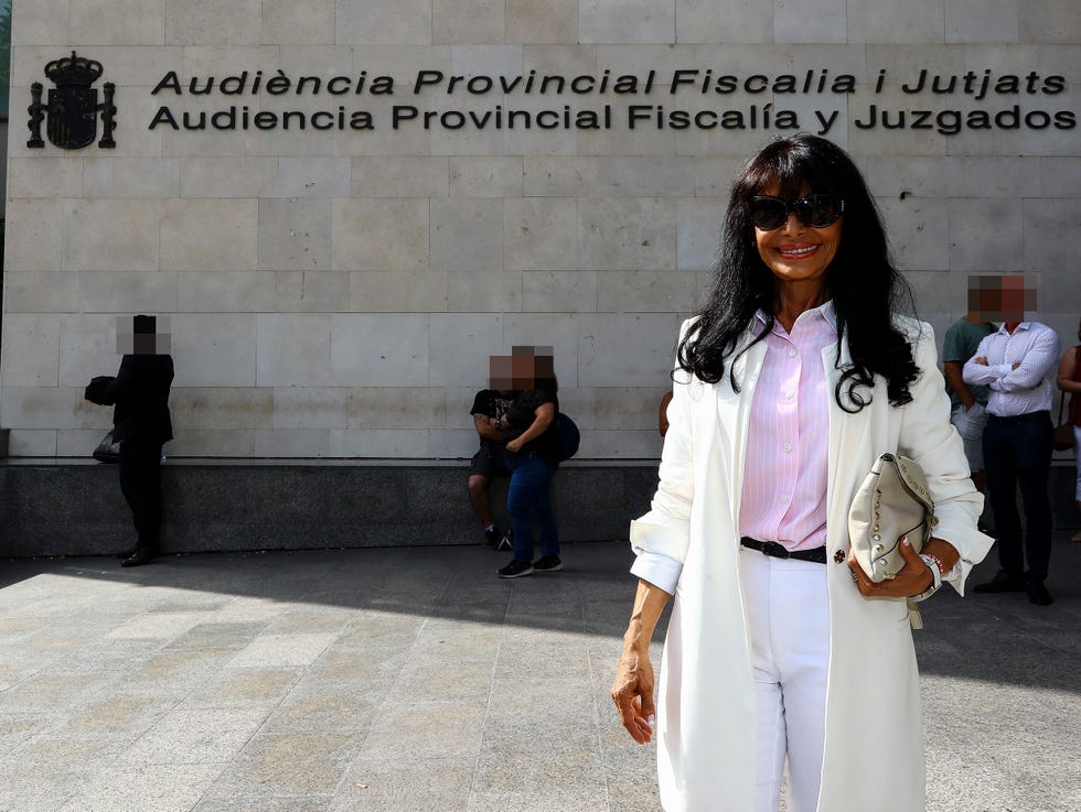 maría edite santos llega, en una imagen de archivo, a los juzgados de valencia por la supuesta paternidad de su hijo javier contras julio iglesias