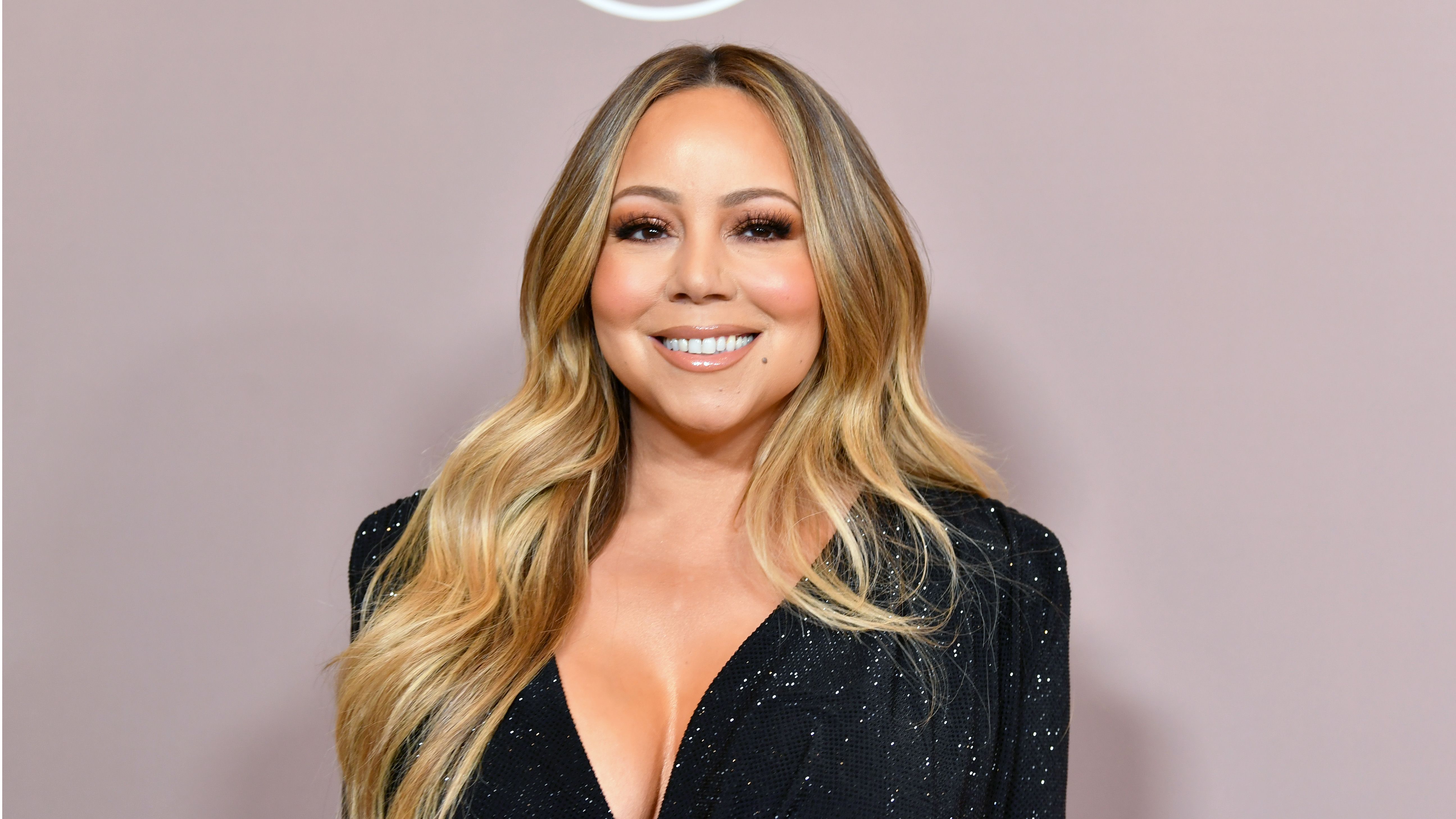 Mariah Carey takes to the stage in terribly tight leggings