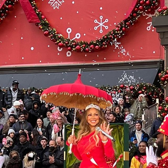 mariah carey con vestido rojo de tul en el desfile del día de acción de gracias