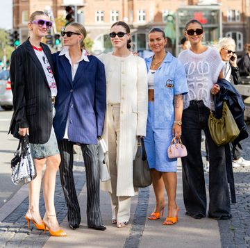 vijf influencers poseren tijdens copenhagen fashion week