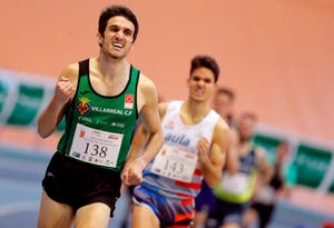 mariano garcía corre los 1500 metros en el gran premio de atletismo de valencia