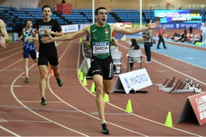 mariano garcía celebra su victoria en los 800m del mitin de madrid del world indoor tour 2021