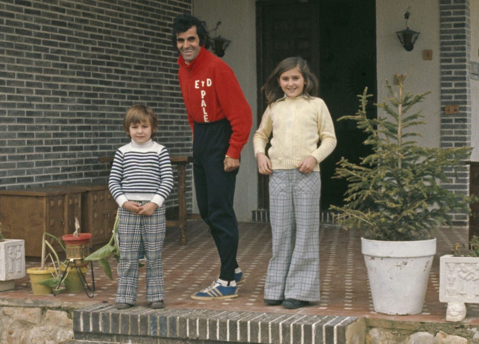 el atleta mariano haro posa en una foto con sus hijos a la puerta de su casa de palencia en 1975﻿