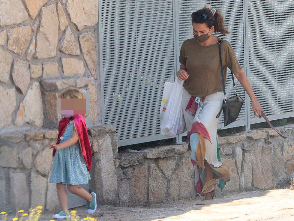 maría palacios y su hija ginevra, con mascarilla, pasean por las calles de madrid