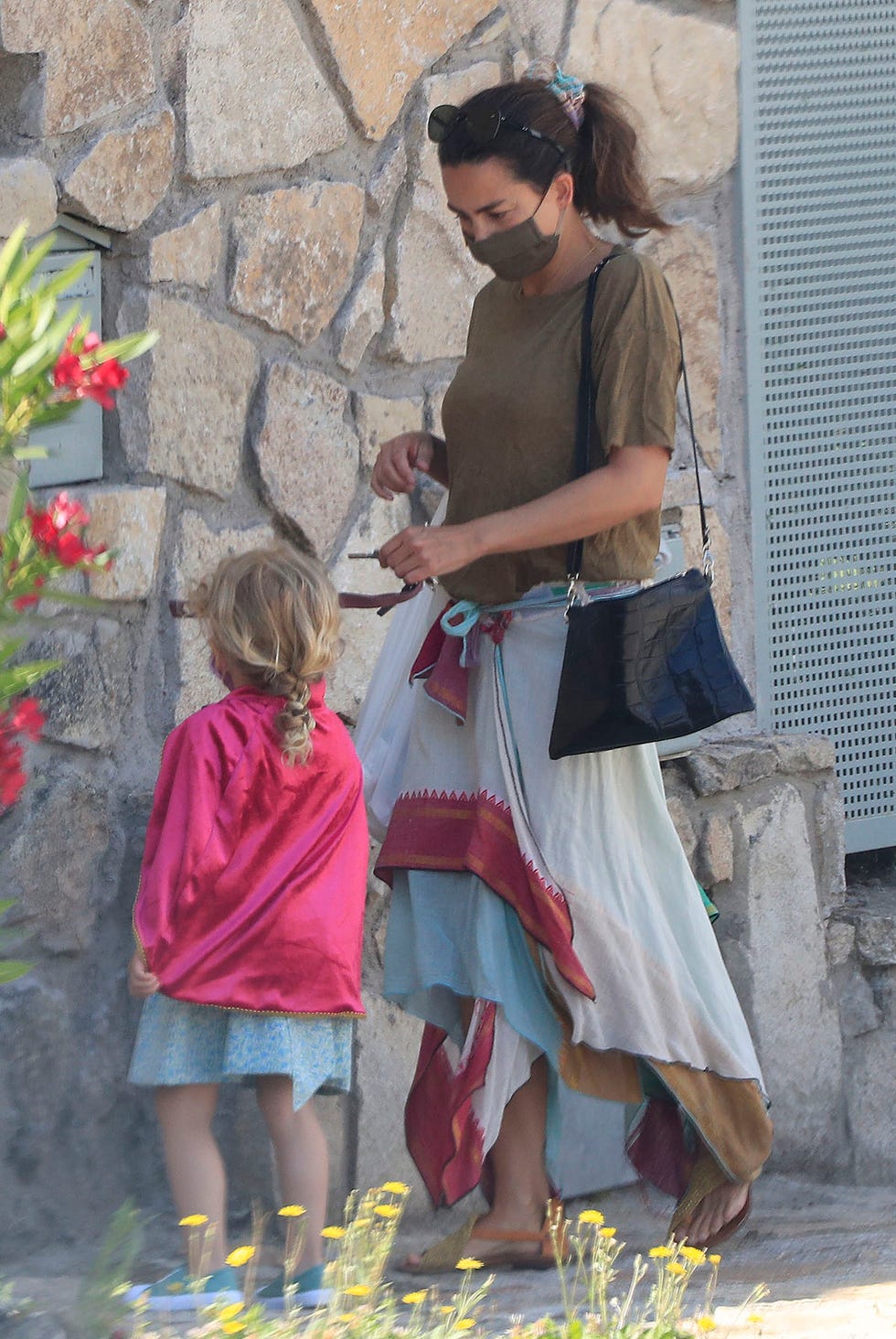 maría palacios y su hija ginevra pasean por las calles de madrid