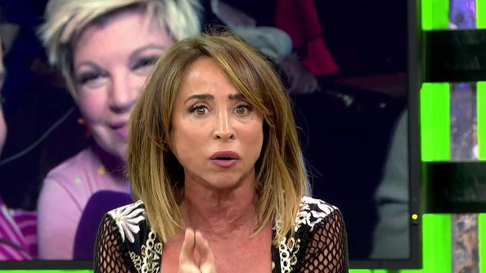 Hair, Blond, Face, Hairstyle, Nose, Eyebrow, Long hair, Television presenter, Chin, Cheek, 