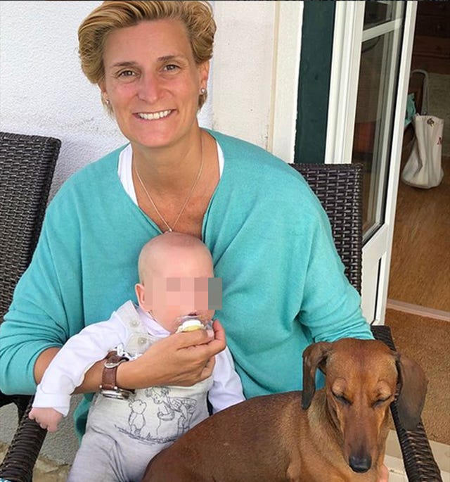 María Zurita posa con su hijo Carlos y su perra Zeta