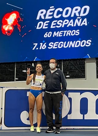 maribel pérez celebra su doble récord de españa en 60 metros lisos