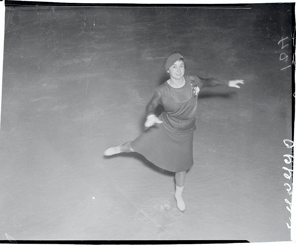 26 Vintage Photos Of Famous Ice Skaters Through The Years