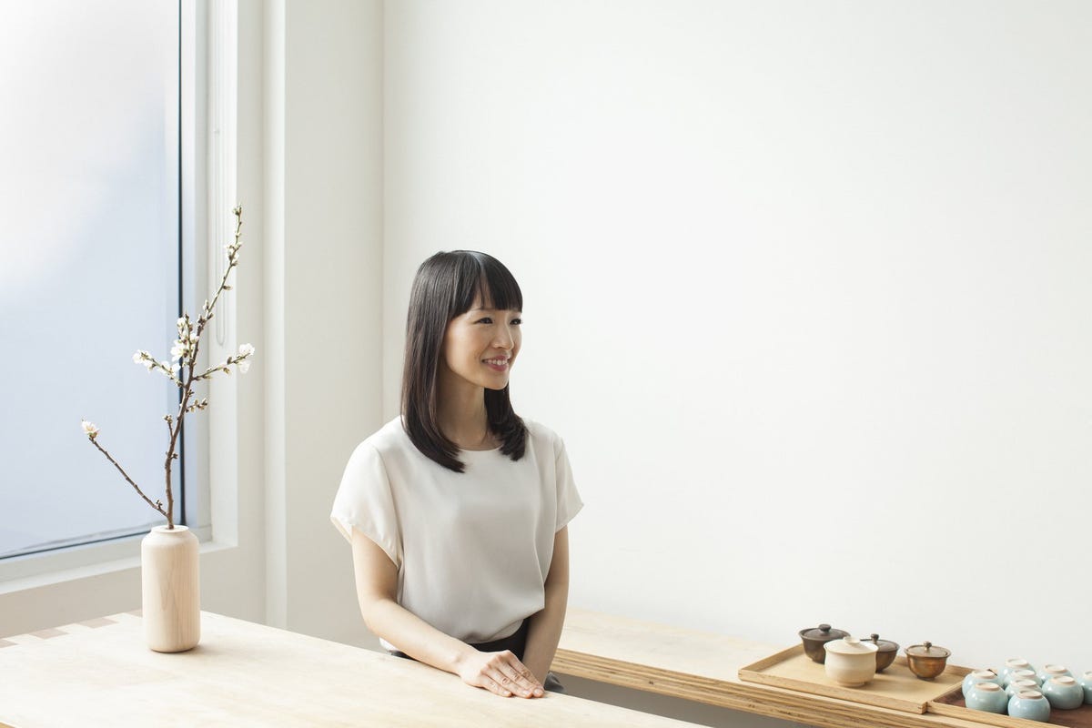 https://hips.hearstapps.com/hmg-prod/images/marie-kondo-curso-seminario-metodo-konmari-1547118127.jpg?crop=0.8891666666666667xw:1xh;center,top&resize=1200:*