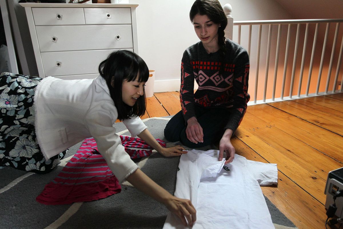 Marie Kondo doet Otti Logan 16 voor hoe je kleren opvouwt Opruimexpert Kondo helpt gezinnen om overbodige spullen uit hun huis en leven te bannen