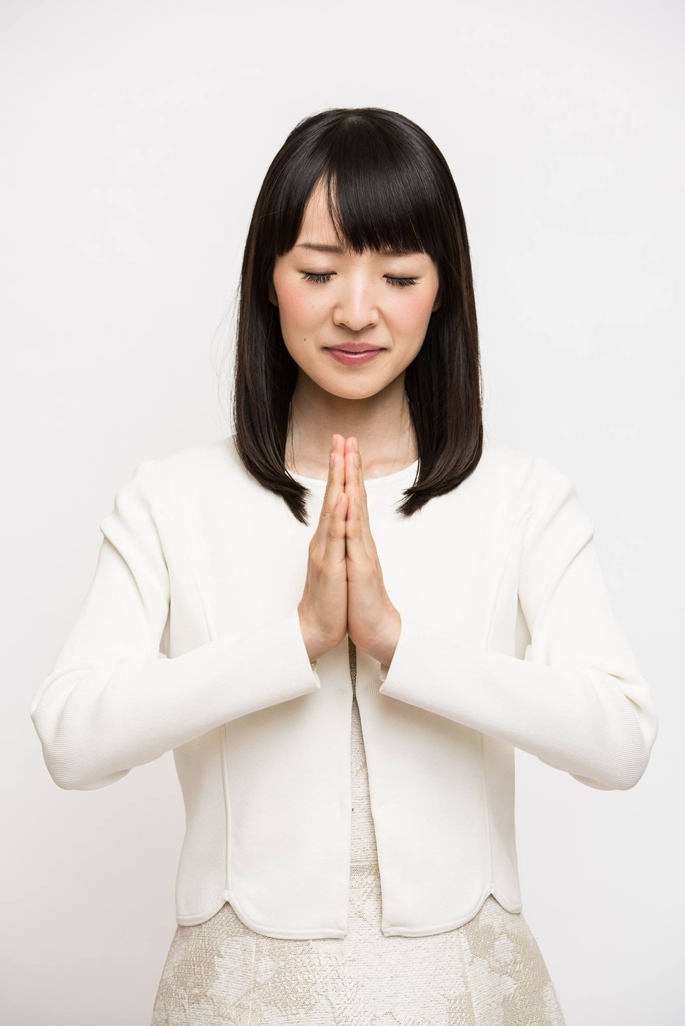 https://hips.hearstapps.com/hmg-prod/images/marie-kondo-l-konmari-com-1527173210.jpg