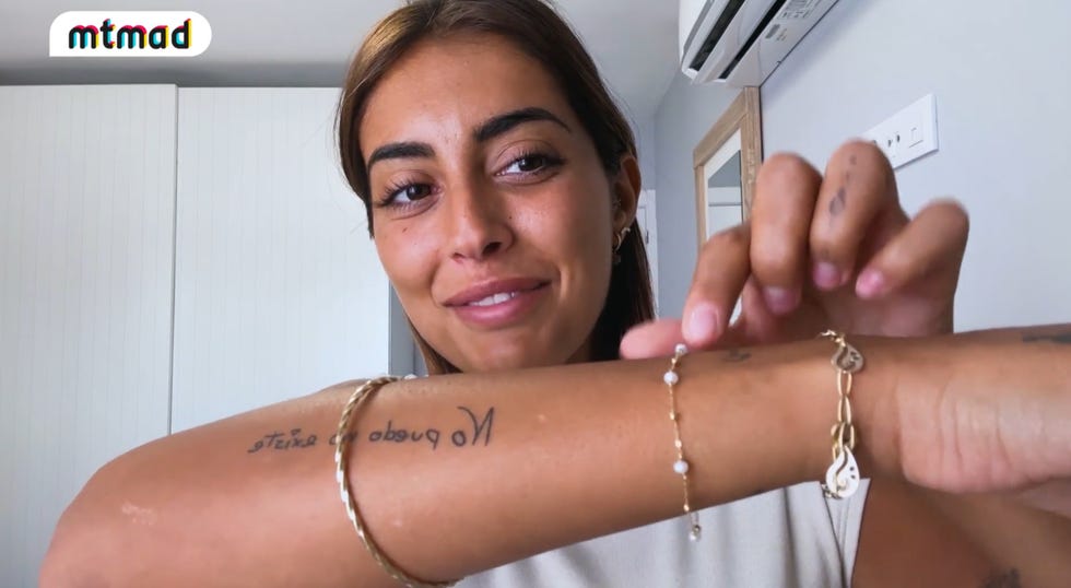 marieta diaz enseña la pulsera que le ha regalado suso