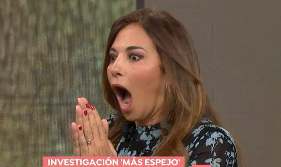 marilo montero, con cara de sorpresa, trasquila a su companero miquel valls en espejo publico con una maquinilla