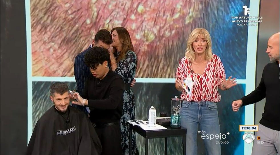 marilo montero hace un trasquilon en el pelo de su companero miquel valls con una maquinilla en espejo publico