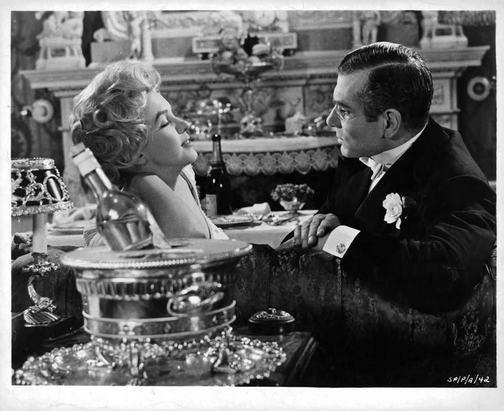 marilyn monroe and laurence olivier in the prince and the showgirl