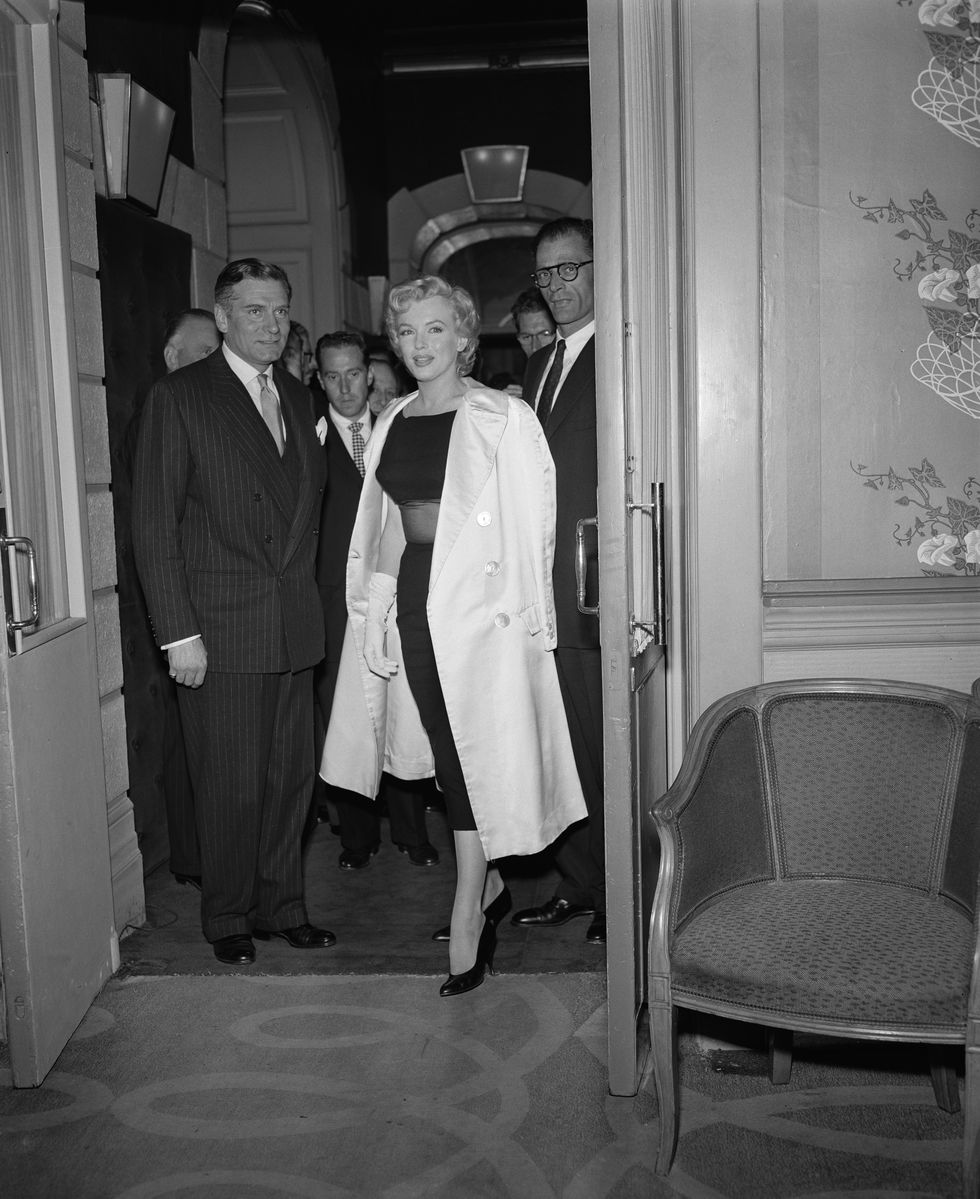 english actor sir laurence olivier 1907 � 1989, left at the savoy hotel, london, with american actress marilyn monroe 1926   1962 and her third husband american dramatist arthur miller 1915 � 1905, right, 16th july 1956 they have been giving a press conference for the film the prince and the showgirl photo by tony davisdaily expresshulton archivegetty images