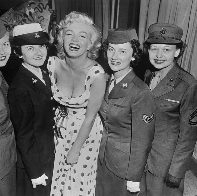 marilyn monroe posing with women of the armed forces